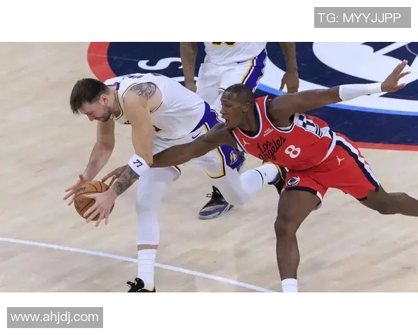 湖人对决快船精彩纷呈29日洛杉矶德比战引发球迷热议