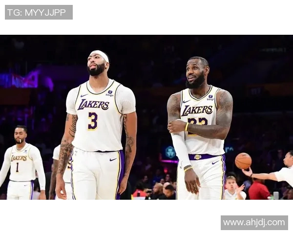 湖人队在与爵士队的激烈对决中成功逆转取得胜利的精彩瞬间分析